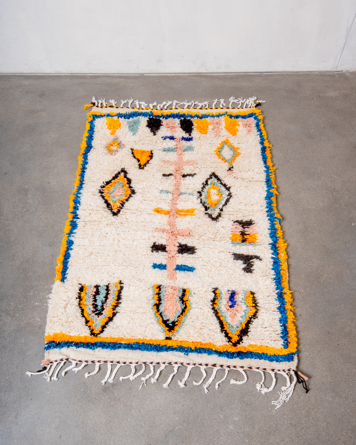 Modern designer handcrafted Berber rug from Morocco. Azilal rug with beautiful colors and patterns. Made of sheep’s wool and colourful cotton.